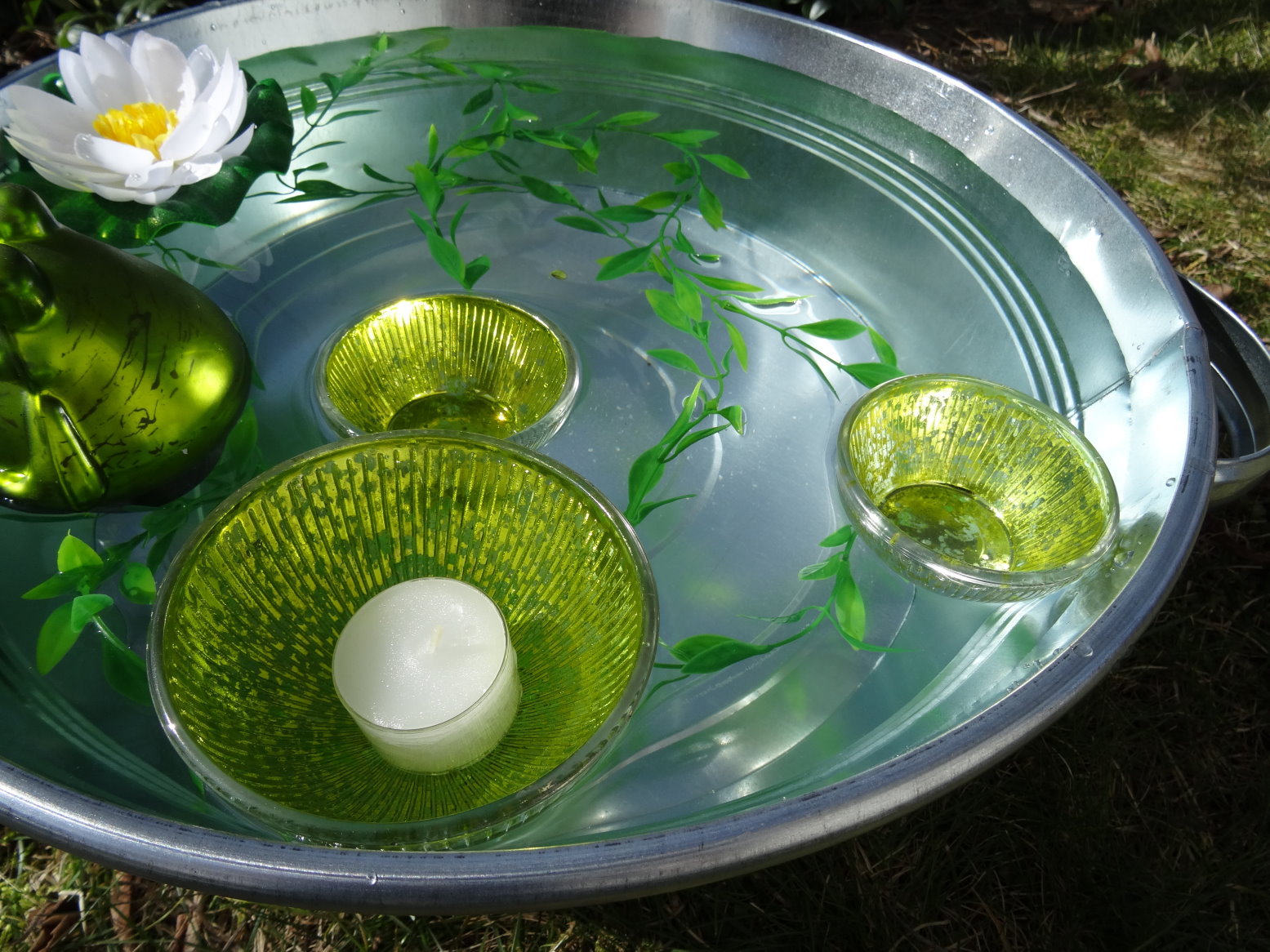 Miniteich (H), Zinkwanne Seerose, Schwimmschalen aus Glas
